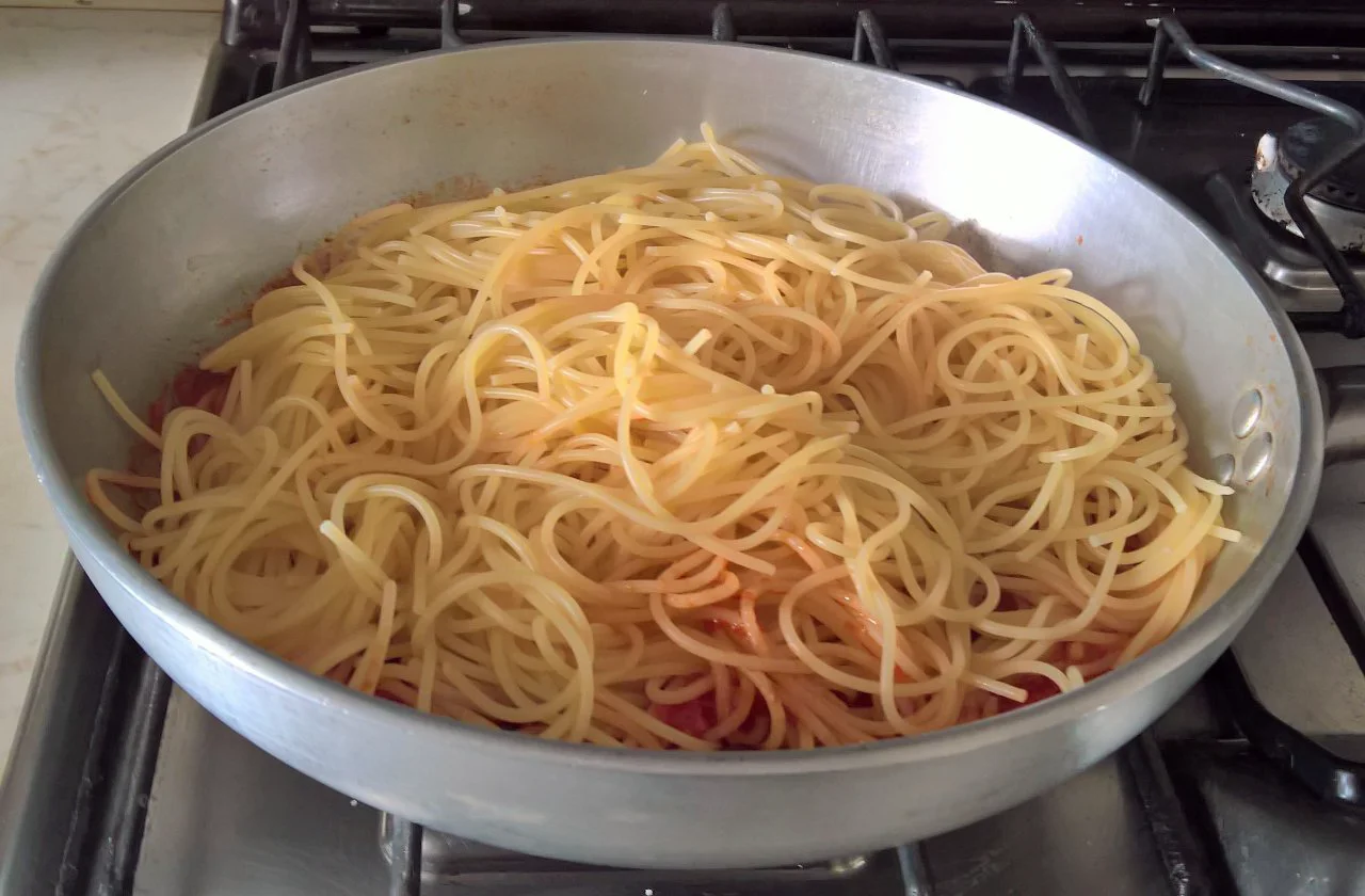 spaghetti olive capperi e cannella